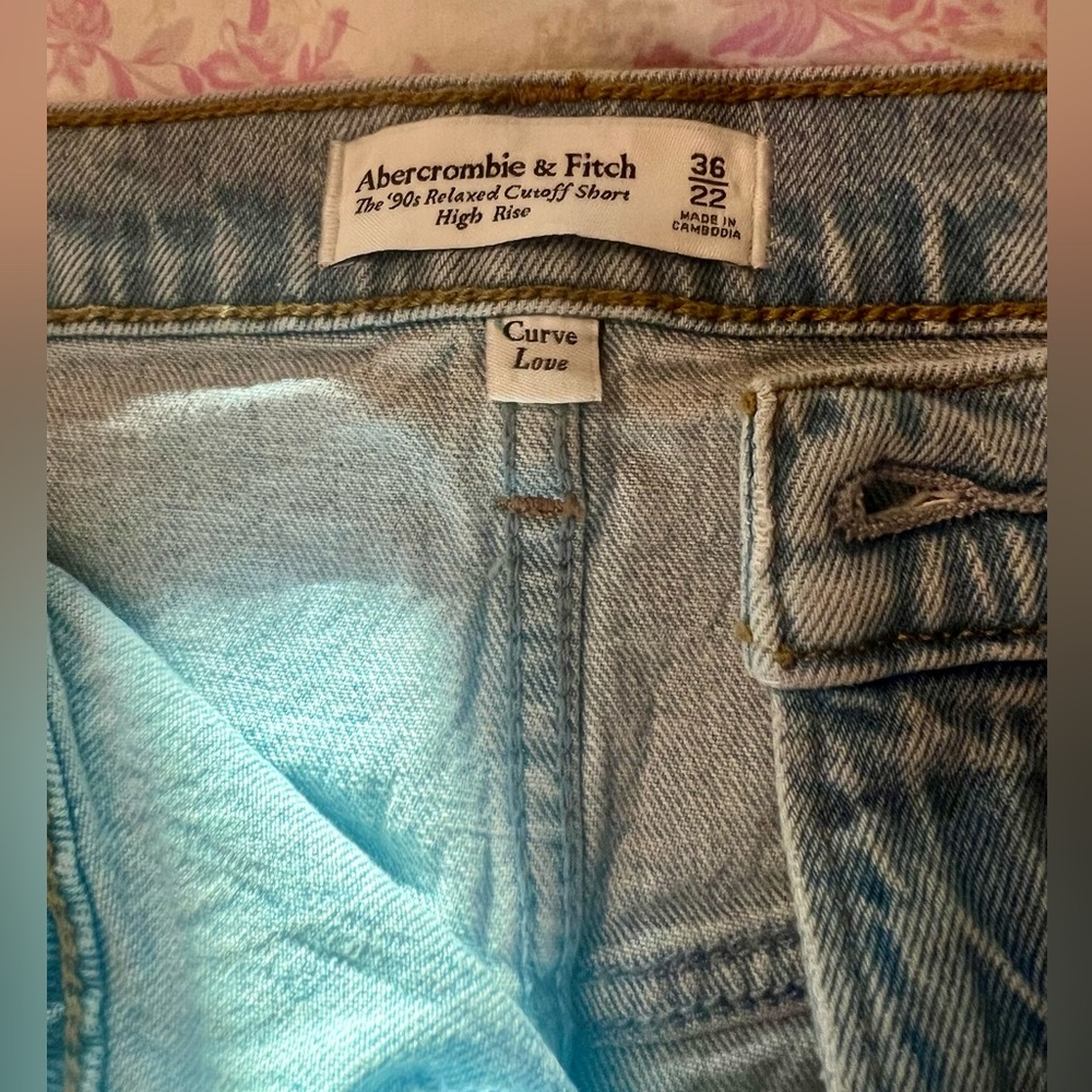 NWT Abercrombie Women's Relaxed High Rise 90s Cut Off  Jean Shorts - Sz 22